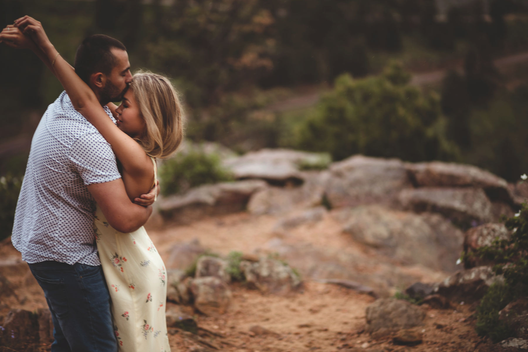 Ellen D Photography. Wedding Professional Photographer in Denver, Colorado. Beautiful bride and groom in a professional photo session , Mountain view engagement session